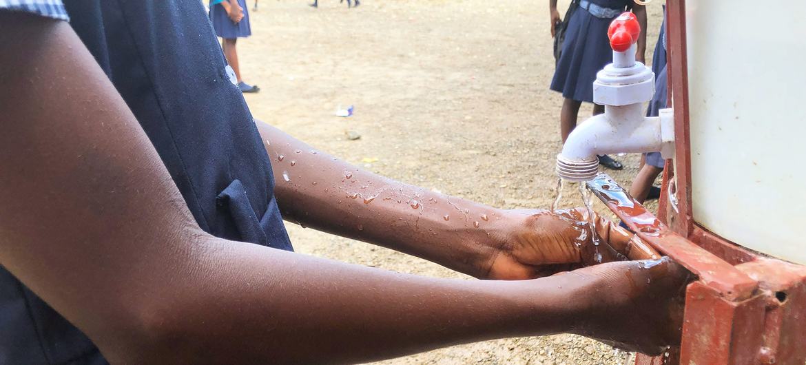 Washing hands helps to prevent the spread of cholera. Washing hands helps to prevent the spread of cholera.
